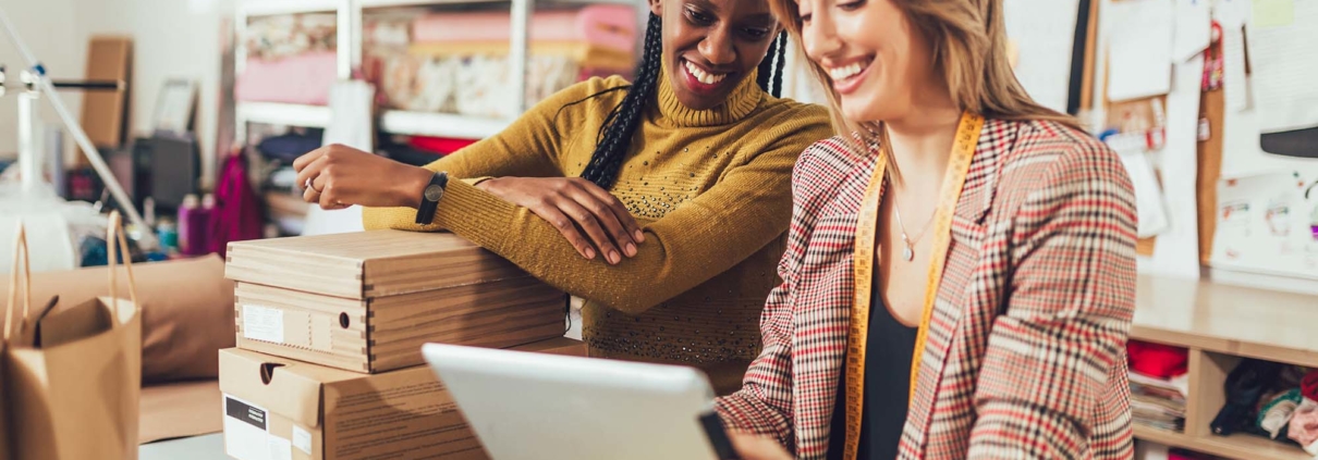 femmes qui discutent de leur entreprise et vente-conseil